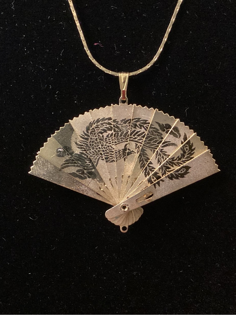 Gold tone Fan Pendant two different landscapes Necklace - Picture 6 of 7
